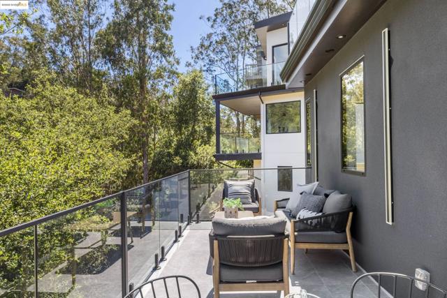 7270 Woodrow Dr, Oakland CA: https://media.crmls.org/mediaz/ca3e11bc-fb86-464f-85f4-95fbecf99afc.jpg