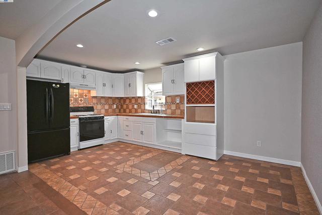 974 Walnut Dr, Oakley CA: https://media.crmls.org/mediaz/ca3e4a76-e58e-48f3-817b-87423c95aa9e.jpg