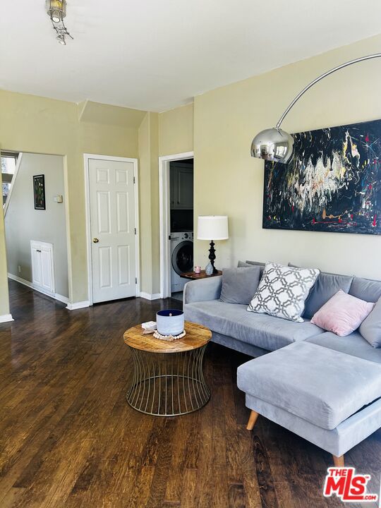 121 Navajo Lane, Topanga CA: https://media.crmls.org/mediaz/ca3ec3a5-9d96-4a2e-b74e-67aa661ea90c.jpg