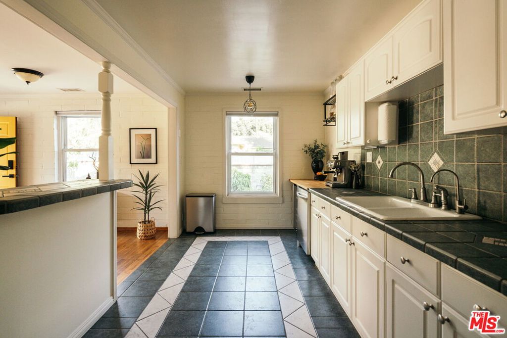 https://media.crmls.org/mediaz/ca3fa3e5-46dd-43e4-8af5-331ed562016a.jpg?preset=X-Large