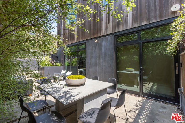 520 Broadway Street, Venice CA: https://media.crmls.org/mediaz/ca3fa778-a507-4309-a608-f848c6a8bf2a.jpg