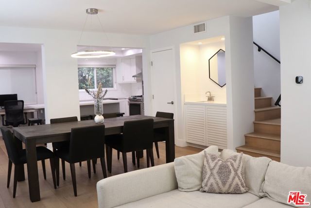 910 19th Street, Santa Monica CA: https://media.crmls.org/mediaz/ca41e7ea-bb90-41a1-96a6-01ff883525f6.jpg