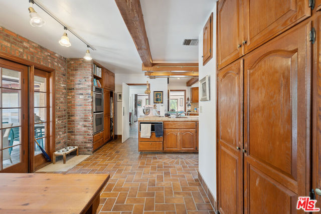 16145 High Valley Place, Encino CA: https://media.crmls.org/mediaz/ca420536-23aa-4a24-9d5e-2b22c01d1d30.jpg
