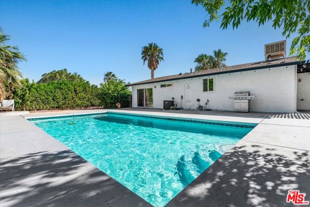 1808 E Francis Drive, Palm Springs CA: https://media.crmls.org/mediaz/ca421712-a652-493d-bb58-8330e5b20cdb.jpg