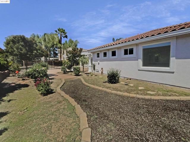 1127 Santa Margherita Way, Brentwood CA: https://media.crmls.org/mediaz/ca430f76-8d93-4c34-ba5e-67e3ca0fa458.jpg