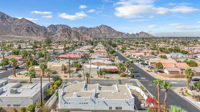 77440 Calle Ensenada, La Quinta CA: https://media.crmls.org/mediaz/ca4336c8-dd9c-476e-a57a-186439431960.jpg