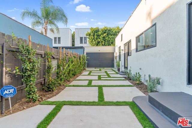 7957 Fountain Avenue, West Hollywood CA: https://media.crmls.org/mediaz/ca455cb4-8811-4841-a80e-8bce092c66f1.jpg