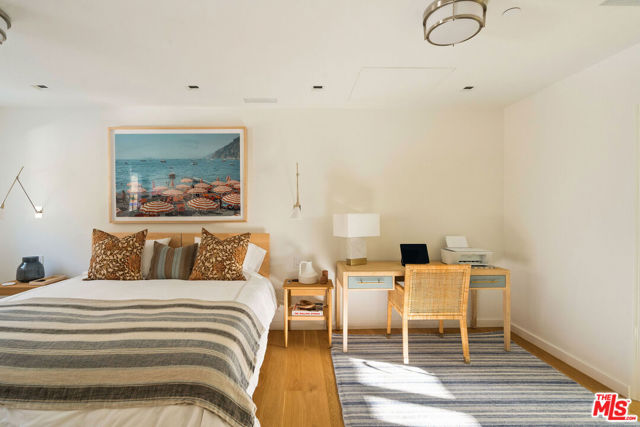 Image 42 of 72 For 705 Palisades Beach Road