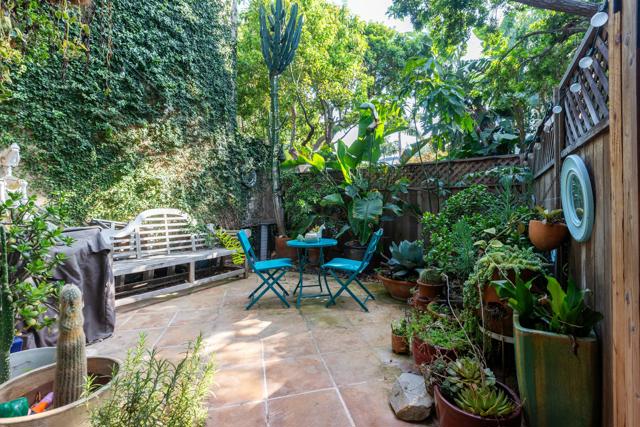 6229 Green Valley Circle, Culver City CA: https://media.crmls.org/mediaz/ca4673e8-aee2-4b13-be27-0363f0a66eaa.jpg