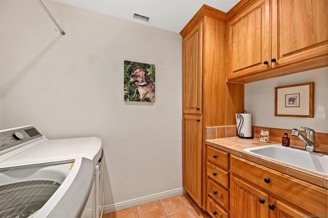 7215 Daffodil Pl, Carlsbad CA: https://media.crmls.org/mediaz/ca473799-5c49-4ef2-91af-5427ada13ab3.jpg