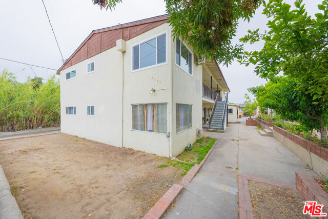 10039 Haines Canyon Avenue, Tujunga CA: https://media.crmls.org/mediaz/ca47f674-aa33-4723-b8ad-c77b2d7c882b.jpg
