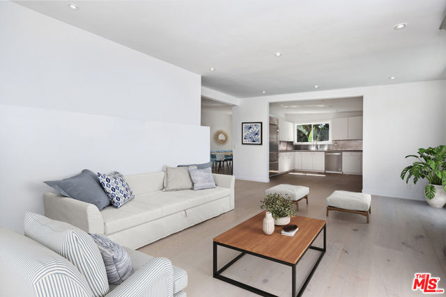 14892 Jadestone Drive, Sherman Oaks CA: https://media.crmls.org/mediaz/ca4947a6-8f46-4aa8-95d0-3ed34b77394d.jpg