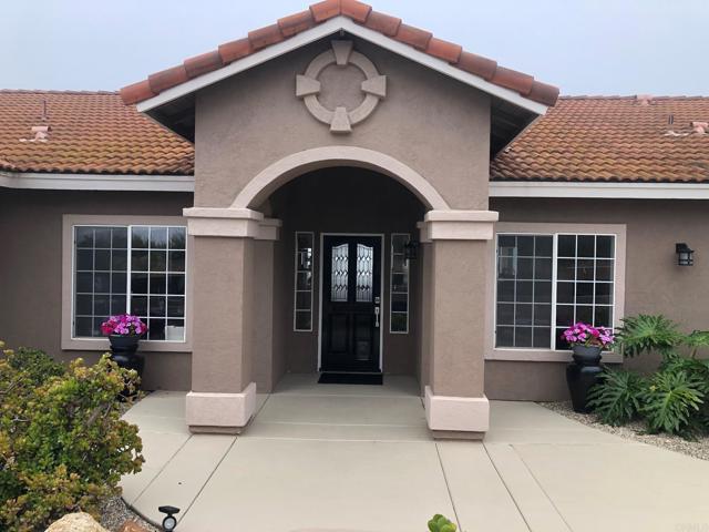 1185 Cedar Summit Drive, Ramona CA: https://media.crmls.org/mediaz/ca498ce4-8f34-4457-b28e-617fb0eb1b97.jpg