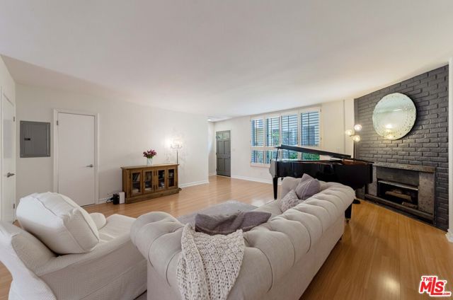 933 17th Street, Santa Monica CA: https://media.crmls.org/mediaz/ca4c49e2-b4a1-4618-a449-381864e4fbe2.jpg