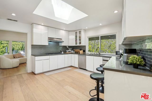 4900 Queen Victoria Road, Woodland Hills CA: https://media.crmls.org/mediaz/ca4ccca5-b0fc-400b-8421-20cb0a7c0ce5.jpg