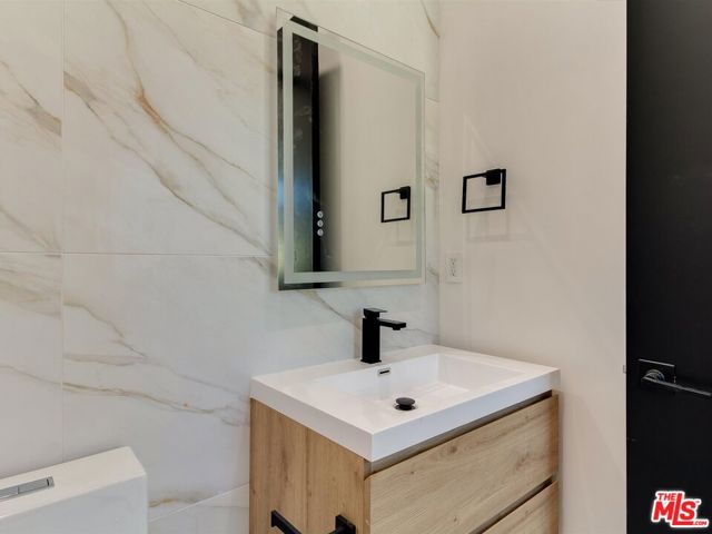 2817 1/2 S Redondo Boulevard, Los Angeles CA: https://media.crmls.org/mediaz/ca4d1d18-74e8-462a-88ae-3cc85c488c35.jpg