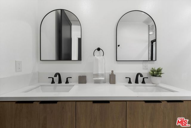 542 1/2 N Serrano Avenue, Los Angeles CA: https://media.crmls.org/mediaz/ca4d904a-a9d3-4a89-884a-11ee7b85b803.jpg