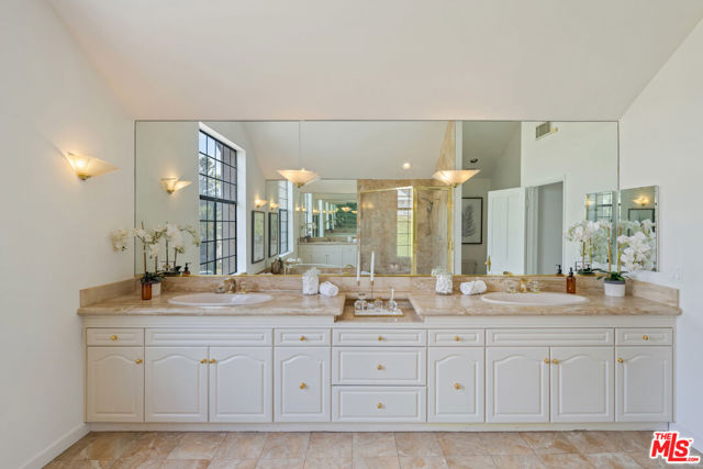8004 Oceanus Drive, Los Angeles CA: https://media.crmls.org/mediaz/ca4e29fd-e7ec-44e2-abf4-7177f4964922.jpg