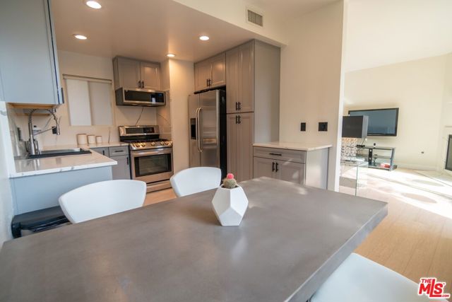 8110 Manitoba Street, Playa del Rey CA: https://media.crmls.org/mediaz/ca4f1e1a-e6c2-4b49-9a76-7a6ab7973556.jpg
