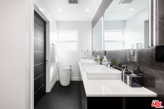 18721 Hatteras Street, Tarzana CA: https://media.crmls.org/mediaz/ca4fdad4-101c-4e50-a1f5-1f367aacb395.jpg