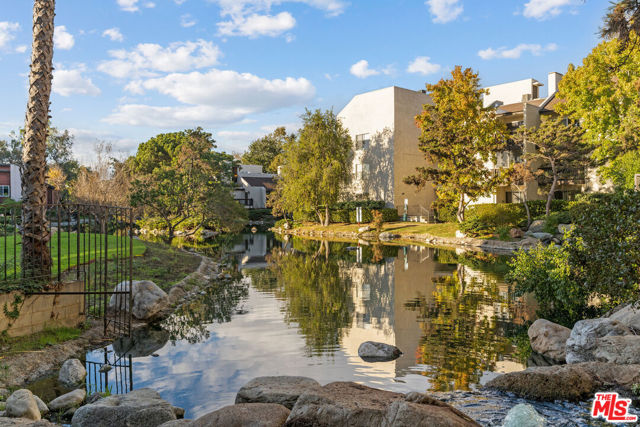 9206 Summertime Lane, Culver City CA: https://media.crmls.org/mediaz/ca501d22-307c-4d24-a41f-e96b3f7e2733.jpg