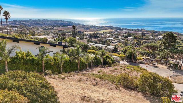 30015 Andromeda Lane, Malibu CA: https://media.crmls.org/mediaz/ca50b72a-6b52-4013-8726-0ad44004dd03.jpg