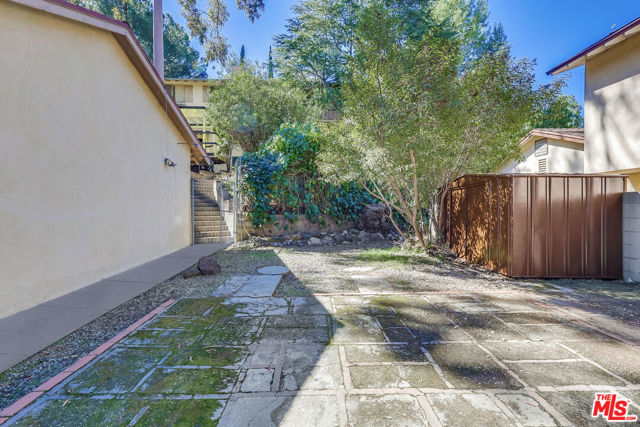 7951 Glenties Lane, Sunland CA: https://media.crmls.org/mediaz/ca512f85-25ab-4c3f-ab55-31d9fb9003d5.jpg