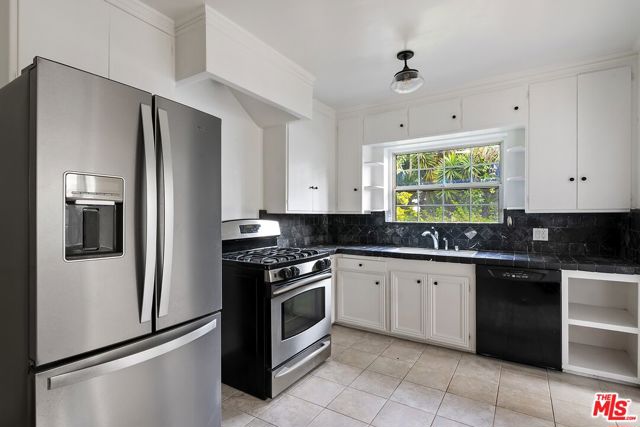 3032 Oakhurst Avenue, Los Angeles CA: https://media.crmls.org/mediaz/ca52f2ef-64ae-49c2-9dbe-d7a7d0bd47c7.jpg