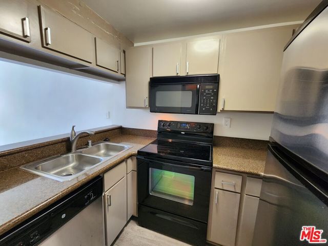 1440 Veteran Avenue, Los Angeles CA: https://media.crmls.org/mediaz/ca5461ad-b525-40b3-a499-698685346785.jpg