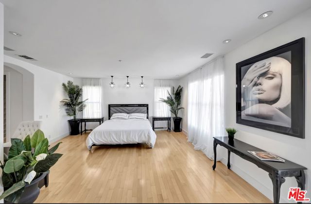 2752 Stone View Court, Los Angeles CA: https://media.crmls.org/mediaz/ca549e26-f4d7-4c97-86e6-7bc3049dcea8.jpg