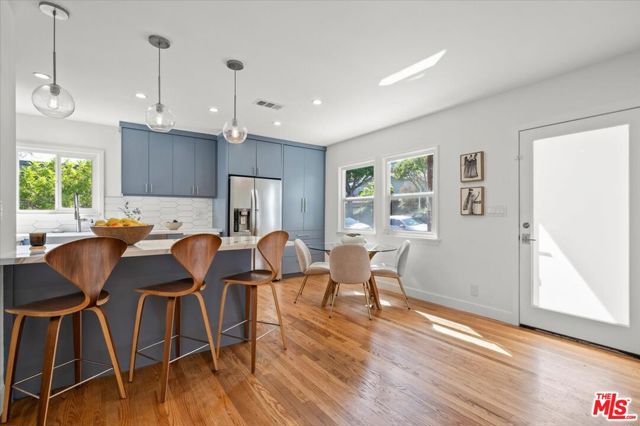 2212 Navy Street, Santa Monica CA: https://media.crmls.org/mediaz/ca54cb06-1e29-448d-9839-d5f942fffbdf.jpg