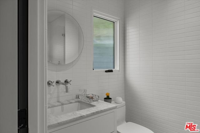 4934 La Roda Avenue, Los Angeles CA: https://media.crmls.org/mediaz/ca54d53e-8ed9-49e3-b3e0-667f5578ff75.jpg