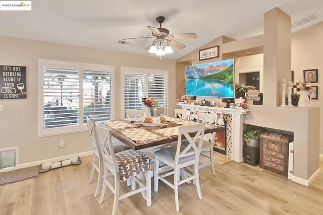 3050 Browning Ct, Brentwood CA: https://media.crmls.org/mediaz/ca55468a-692f-4595-908a-a7ca09b960a1.jpg