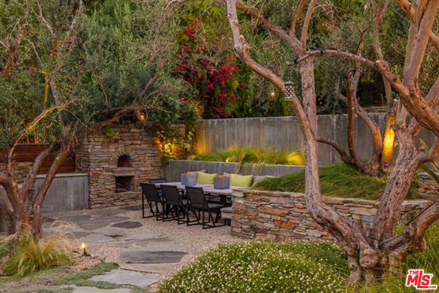 32554 Pacific Coast Highway, Malibu CA: https://media.crmls.org/mediaz/ca55729e-bd31-474d-a517-835d7aa842c1.jpg