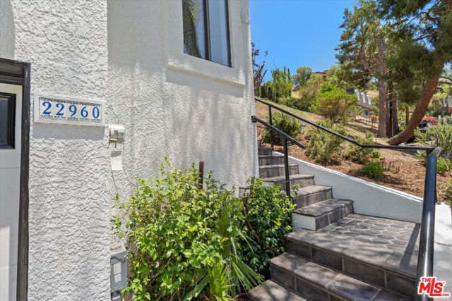 22960 Cass Avenue, Woodland Hills CA: https://media.crmls.org/mediaz/ca55f3e8-f209-4109-9f52-3bcfc1224502.jpg
