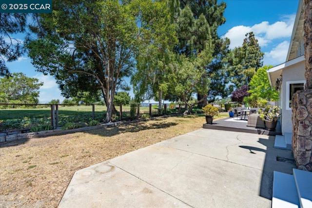 739 Devils Drop Ct, Richmond CA: https://media.crmls.org/mediaz/ca561b8d-dce9-415e-a60f-a62ae9fcfb13.jpg