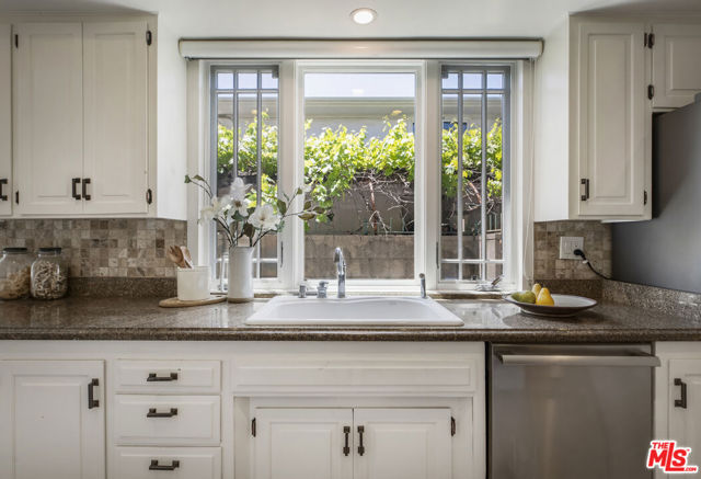 5136 Los Bonitos Way, Los Angeles CA: https://media.crmls.org/mediaz/ca56ec77-b41b-4df6-b44d-d554049c7264.jpg