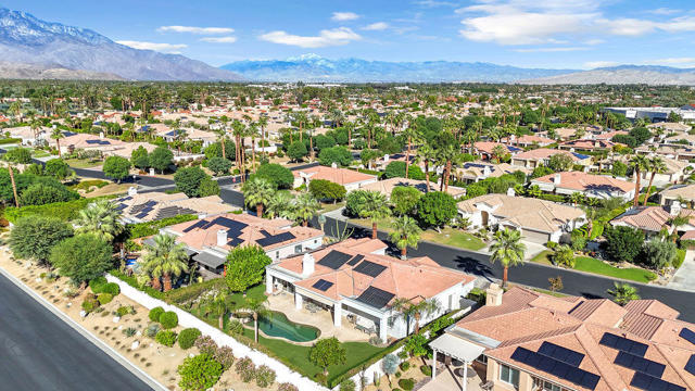 29 Calle La Reina, Rancho Mirage CA: https://media.crmls.org/mediaz/ca5704f4-2e18-4063-8a37-a7c3c4fc15d0.jpg