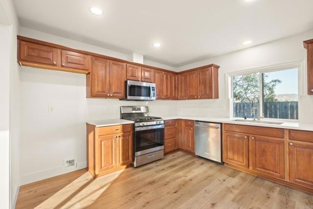 Detail Gallery Image 13 of 39 For 1347 Dorsey Way, Vista,  CA 92083 - 3 Beds | 2 Baths