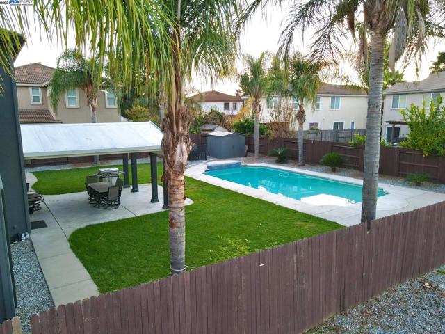 556 Sherborne Court, Galt CA: https://media.crmls.org/mediaz/ca592b58-5fec-41be-8dd2-a4dffa62c1c7.jpg