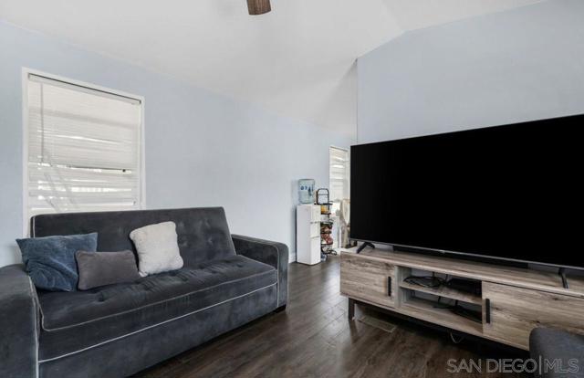 3909 Reche Rd, Fallbrook CA: https://media.crmls.org/mediaz/ca59d98f-ec21-426e-9f60-384a2da0fd60.jpg