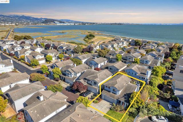 16 Bay Harbor Ct, Richmond CA: https://media.crmls.org/mediaz/ca59e0ff-4ed0-4cbb-b18c-920c89bb01e7.jpg