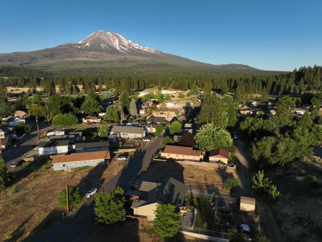 563 Shasta Avenue, Weed CA: https://media.crmls.org/mediaz/ca59f740-8519-4c74-9eee-48e142dd4544.jpg