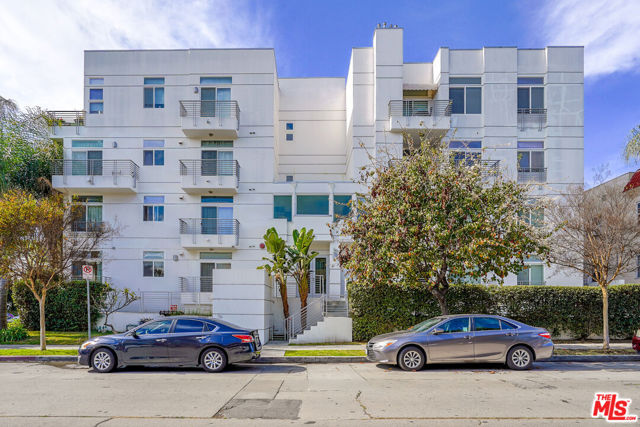 401 N Serrano Avenue, Los Angeles CA: https://media.crmls.org/mediaz/ca5a2847-a5e9-404a-8869-5f596f59ebfa.jpg