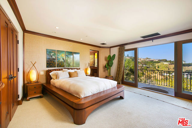 10066 Cielo Drive, Beverly Hills CA: https://media.crmls.org/mediaz/ca5ade46-c4c3-406e-9849-00d5743aa8f9.jpg