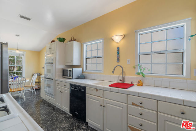 2310 Santa Anita Avenue, Altadena CA: https://media.crmls.org/mediaz/ca5bd981-d524-47c3-b987-d7b84cb0dd32.jpg