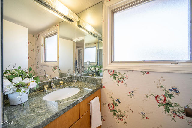 3121 Kingridge Way, Glendale CA: https://media.crmls.org/mediaz/ca5cb217-dac7-4c75-a9fd-1bded6f135b1.jpg