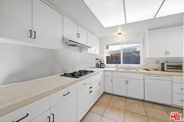 13926 Lakeside Street photo 7