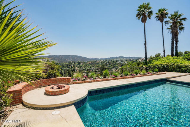 18854 Edleen Drive, Tarzana CA: https://media.crmls.org/mediaz/ca5f0a75-84db-4e6d-bdc3-37519ff78864.jpg