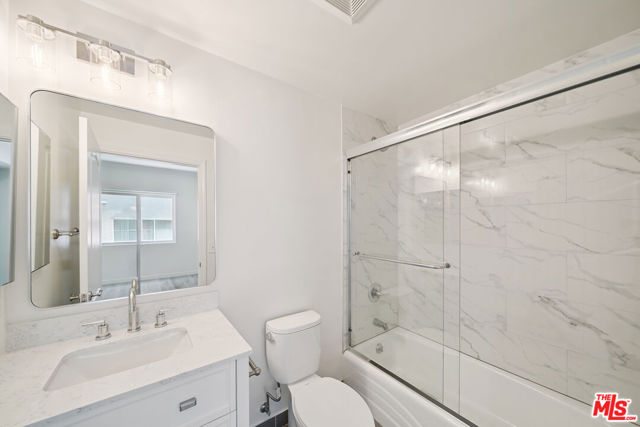 2335 S Bentley Avenue, Los Angeles CA: https://media.crmls.org/mediaz/ca60a15c-2c20-4da1-b440-9e808f869efe.jpg